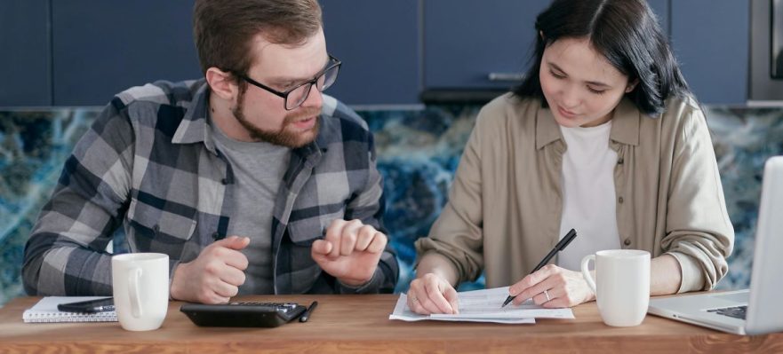 Personas informándose de cómo pedir el paro sin haber cotizado
