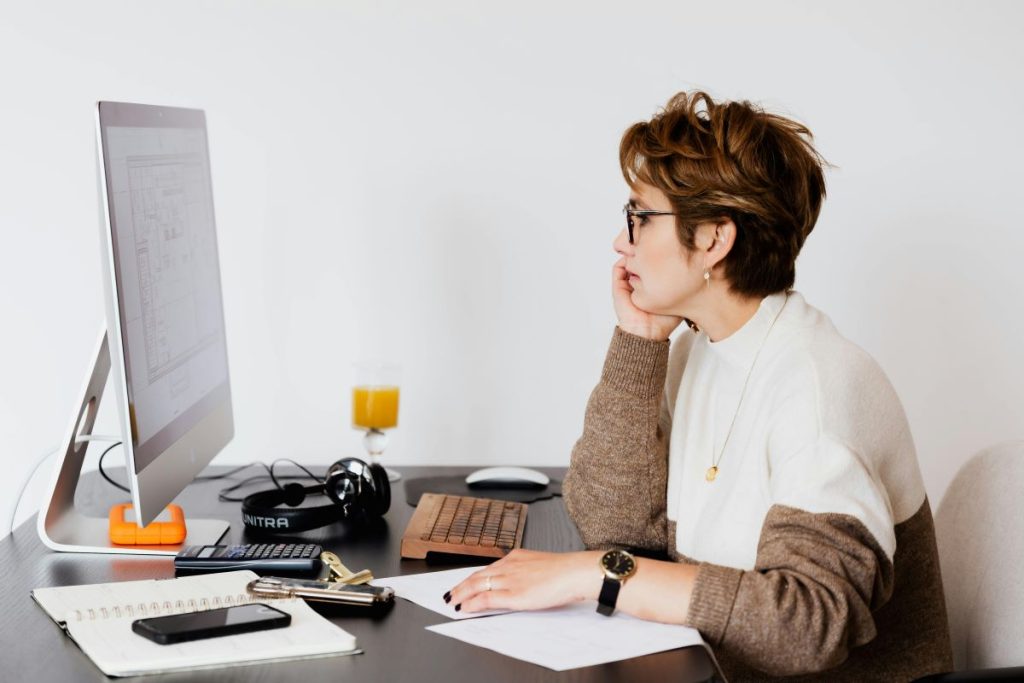 Profesional repasando las claves para emprender mientras trabajas