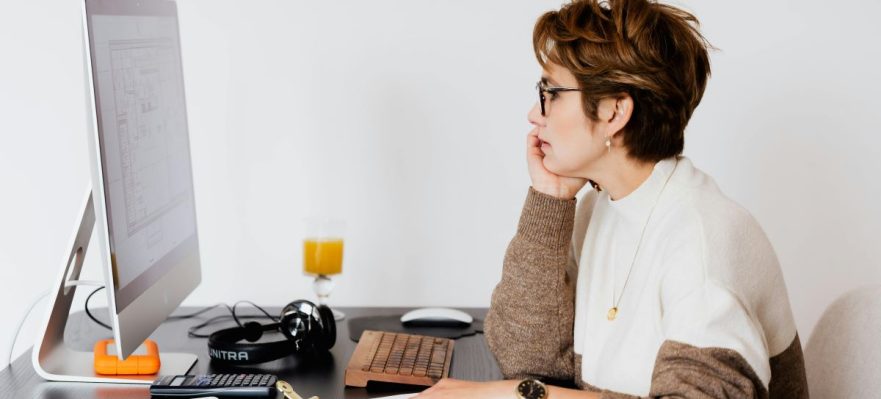 Profesional repasando las claves para emprender mientras trabajas