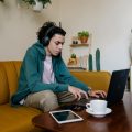 Profesional revisando cómo crear su página web personal