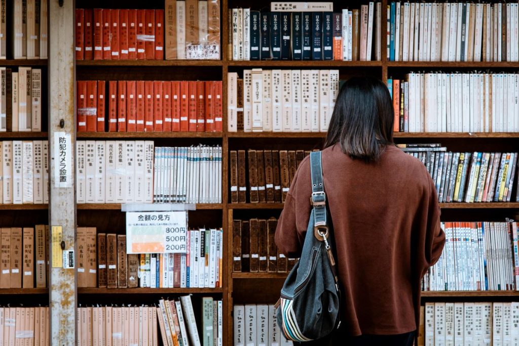 Profesional valorando cuál es el idioma más útil para conseguir empleo