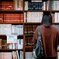 Profesional valorando cuál es el idioma más útil para conseguir empleo