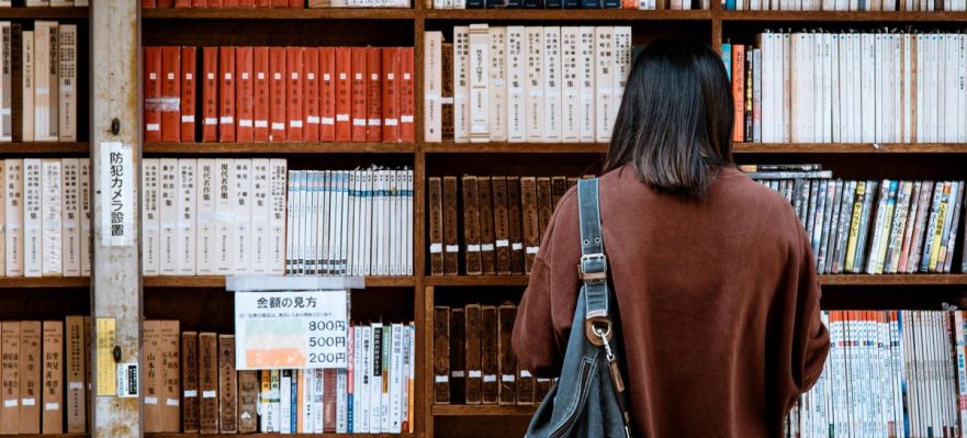 Profesional valorando cuál es el idioma más útil para conseguir empleo