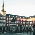Trabajadores españoles beneficiándose del récord de 21,7 millones de ocupados en 2024