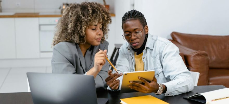 Trabajadores revisando cómo identificar tus habilidades