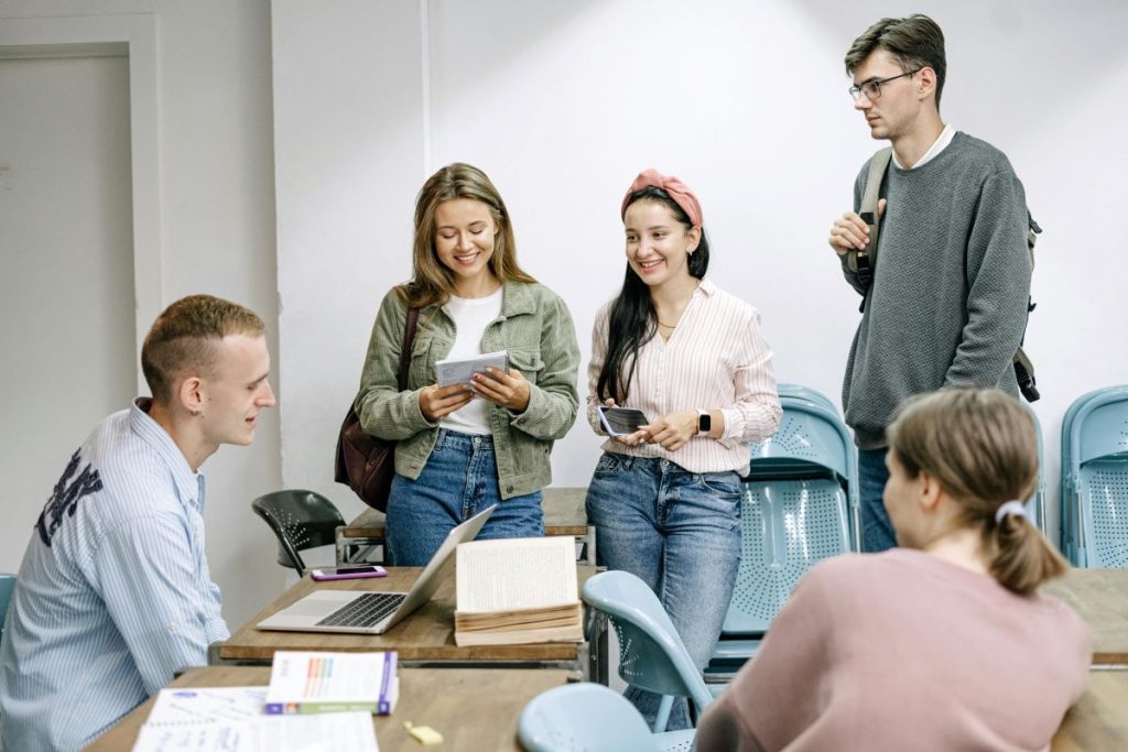 Universitarios conversando acerca de cómo empezar a trabajar mientras estudias