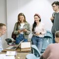 Universitarios conversando acerca de cómo empezar a trabajar mientras estudias
