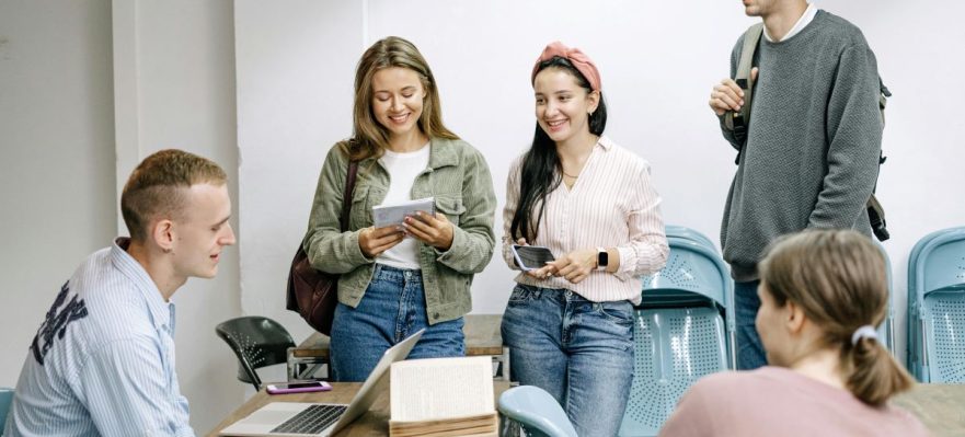 Universitarios conversando acerca de cómo empezar a trabajar mientras estudias