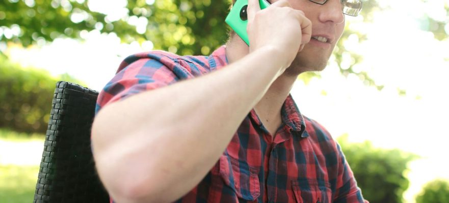 Candidato implementando consejos para triunfar en una entrevista telefónica