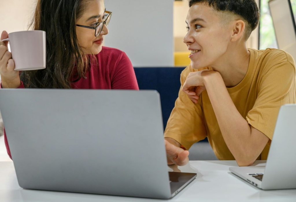 Compañeras aprendiendo a identificar relaciones tóxicas en el trabajo