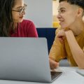 Compañeras aprendiendo a identificar relaciones tóxicas en el trabajo