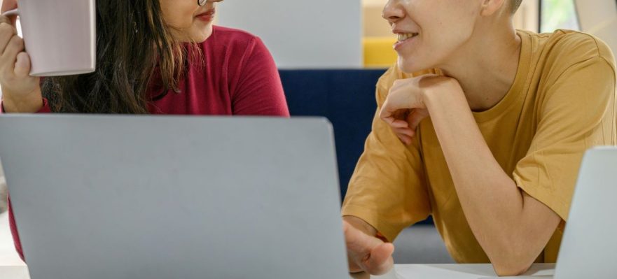 Compañeras aprendiendo a identificar relaciones tóxicas en el trabajo