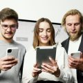 Compañeros de trabajo buscando las mejores tácticas para volver a estudiar siendo adulto