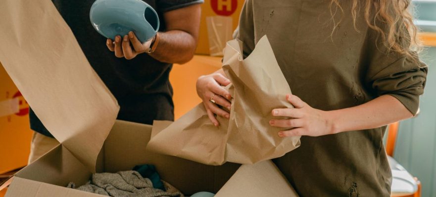 Empleada mudándose a causa de una movilidad geográfica en el trabajo