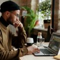 Empleado informándose acerca de si pueden hacerte la prueba de polígrafo en tu empresa