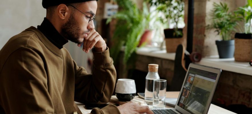 Empleado informándose acerca de si pueden hacerte la prueba de polígrafo en tu empresa