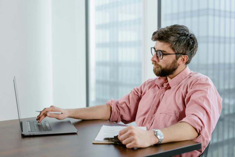 Empleado investigando estrategias para volver a estudiar siendo adulto