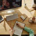 Emprendedora aprendiendo cómo encontrar a tus primeros clientes