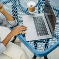 Emprendedora revisando qué son los KPI