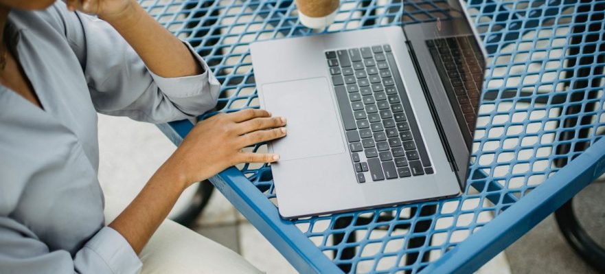 Emprendedora revisando qué son los KPI