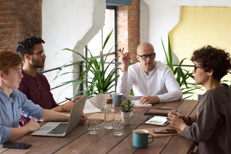 Equipo discutiendo acerca de las relaciones tóxicas en el trabajo