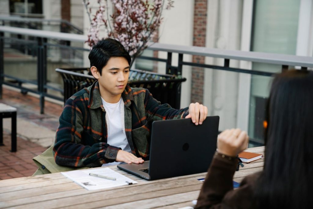 Joven preguntándose cómo encontrar tu carrera ideal