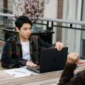 Joven preguntándose cómo encontrar tu carrera ideal