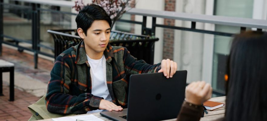 Joven preguntándose cómo encontrar tu carrera ideal