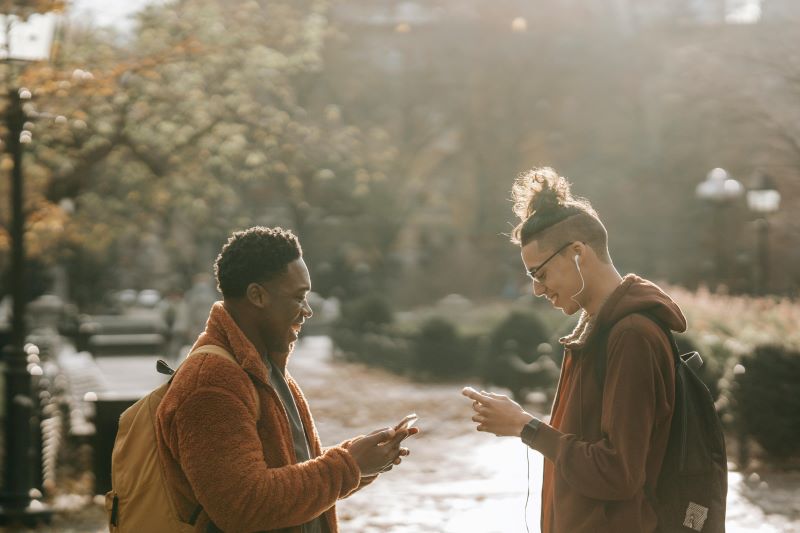 Jóvenes conversando acerca de cómo medir el impacto de tu marca personal en redes