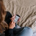 Profesional aprendiendo a medir el impacto de tu marca personal en redes