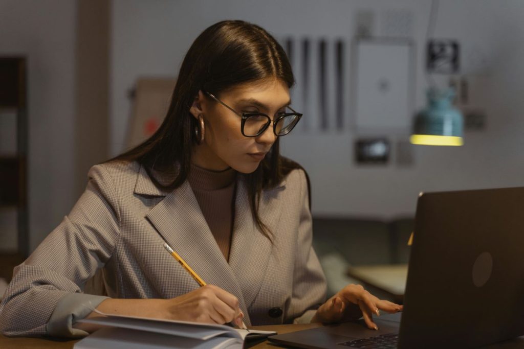 Profesional buscando las claves para adaptarse a un nuevo puesto de trabajo