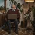 Profesional buscando los cambios en el subsidio para mayores de 52 años