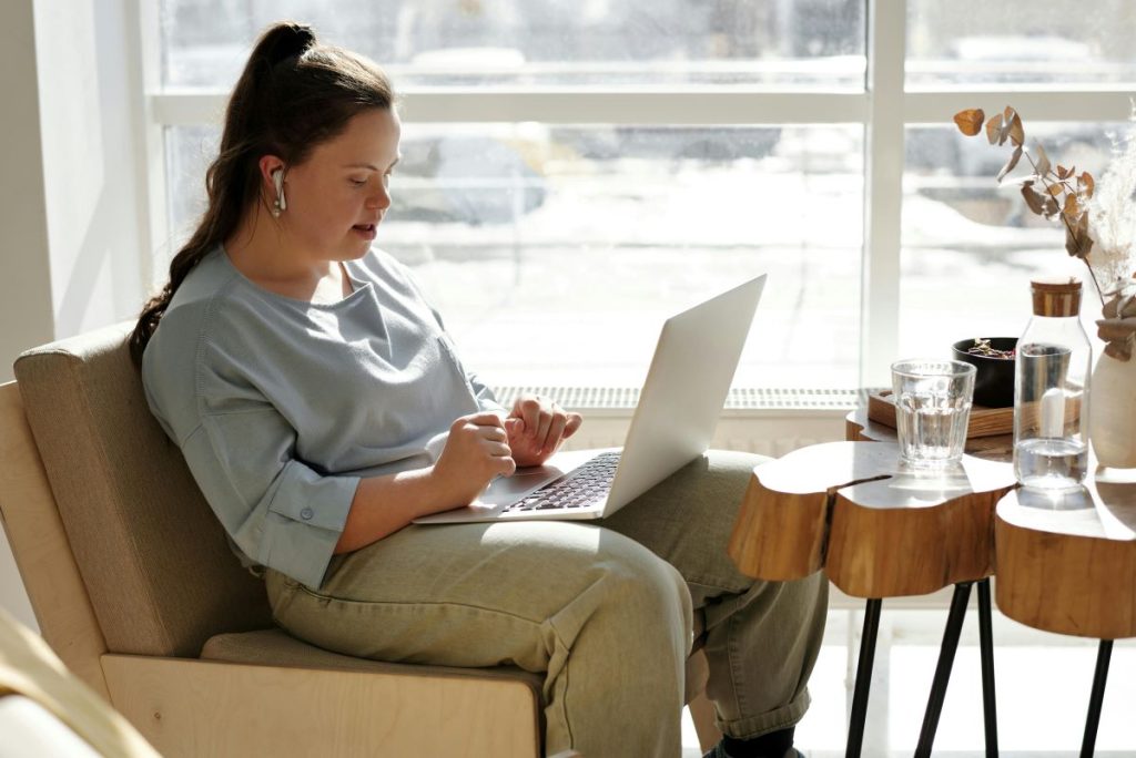 Profesional consultando la brecha salarial entre personas con discapacidad