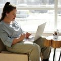 Profesional consultando la brecha salarial entre personas con discapacidad