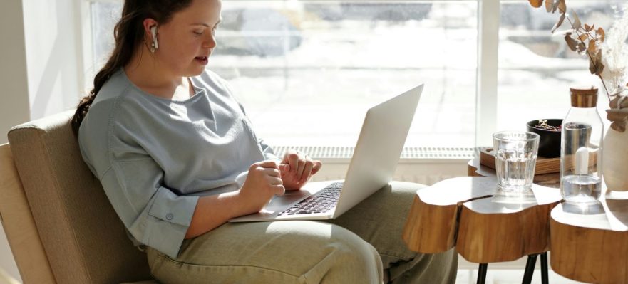 Profesional consultando la brecha salarial entre personas con discapacidad