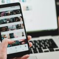 Profesional revisando cómo crear un calendario de redes sociales