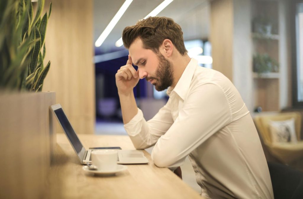 Trabajador buscando tácticas para evitar el estrés laboral