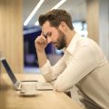 Trabajador buscando tácticas para evitar el estrés laboral