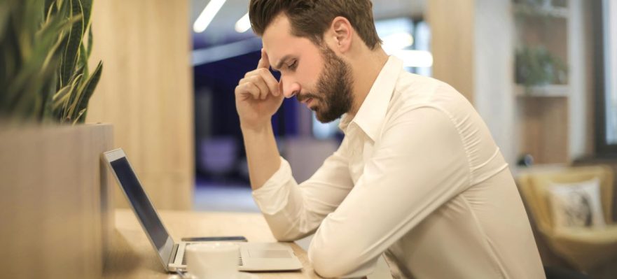 Trabajador buscando tácticas para evitar el estrés laboral