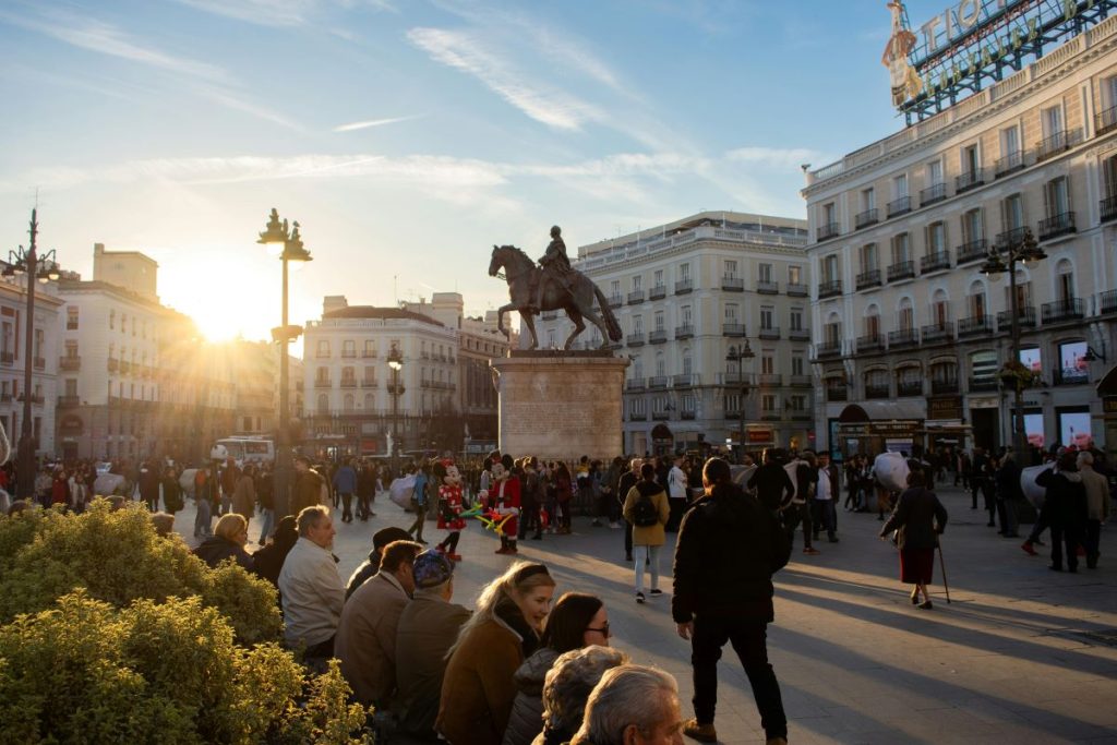 Turistas en la Plaza del Sol en Madrid. El turismo marca el empleo en agosto