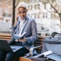 Profesional buscando información sobre las diferencias entre pluriempleo y pluriactividad