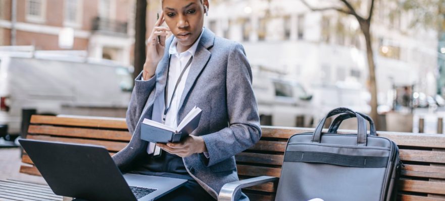 Profesional buscando información sobre las diferencias entre pluriempleo y pluriactividad