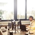 Emprendedor investigando acerca de las opciones de networking