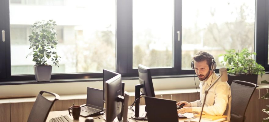 Emprendedor investigando acerca de las opciones de networking