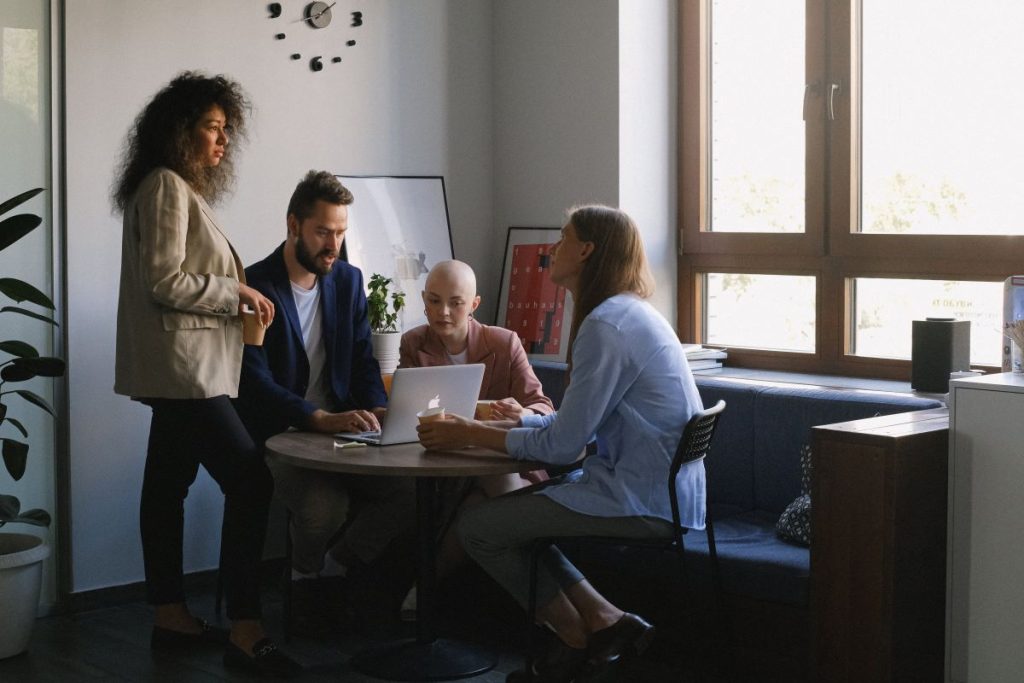 Grupo de trabajo discutiendo acerca de la negociación colectiva