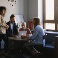 Grupo de trabajo discutiendo acerca de la negociación colectiva