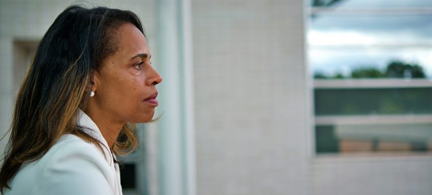 Profesional afrontando su despido a los 50.