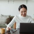 Profesional analizando cómo alcanzar la satisfacción laboral