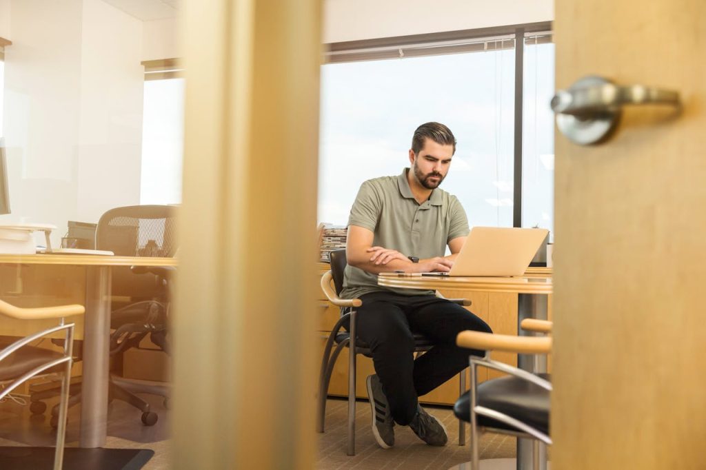 Profesional en paro buscando ayudas para desempleados en España