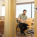 Profesional en paro buscando ayudas para desempleados en España